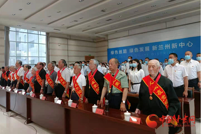 兰州市七里河区政府举行“光荣在党五十年”勋章颁发仪式